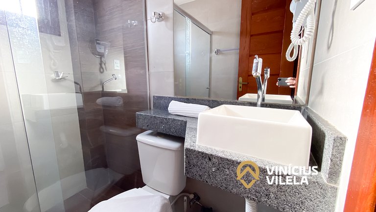 Casa com 3 suítes ambas com ar condicionado e TV, banheiros