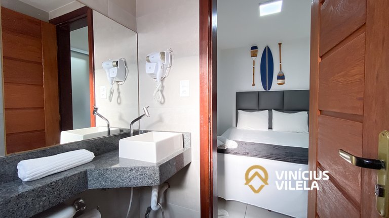Casa com 3 suítes ambas com ar condicionado e TV, banheiros