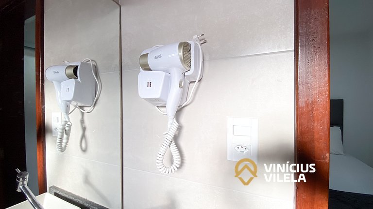 Casa com 3 suítes ambas com ar condicionado e TV, banheiros