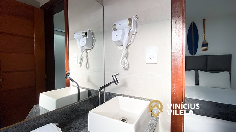 Casa com 3 suítes ambas com ar condicionado e TV, banheiros