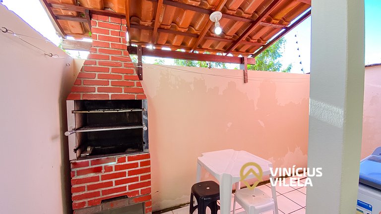 Casa com 3 suítes ambas com ar condicionado e TV, banheiros