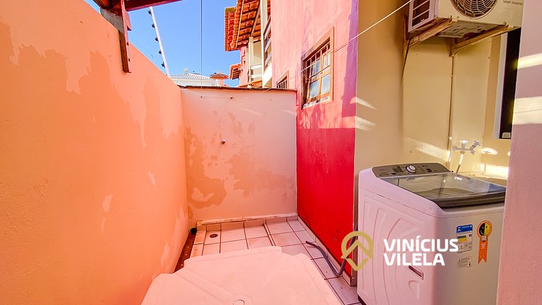 Casa com 3 suítes ambas com ar condicionado e TV, banheiros