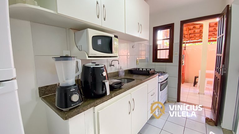 Casa com 3 suítes ambas com ar condicionado e TV, banheiros