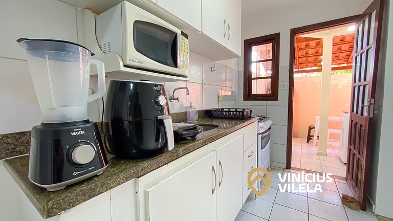 Casa com 3 suítes ambas com ar condicionado e TV, banheiros