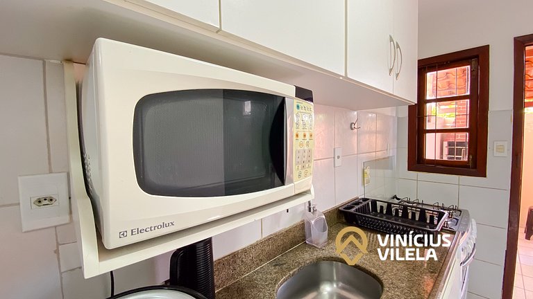 Casa com 3 suítes ambas com ar condicionado e TV, banheiros