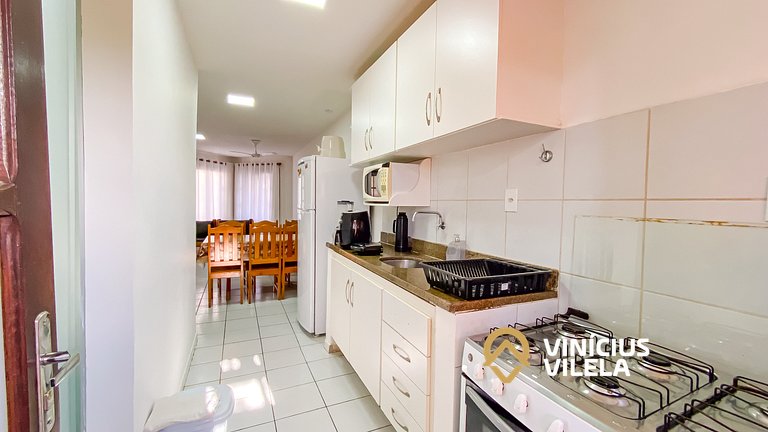 Casa com 3 suítes ambas com ar condicionado e TV, banheiros