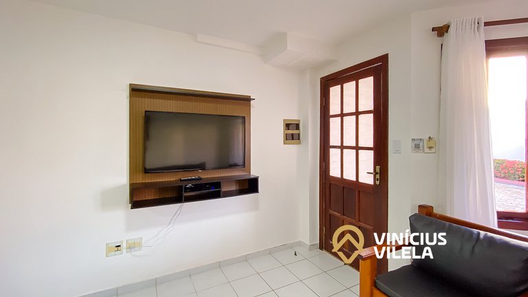 Casa com 3 suítes ambas com ar condicionado e TV, banheiros