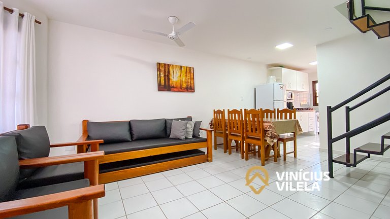 Casa com 3 suítes ambas com ar condicionado e TV, banheiros