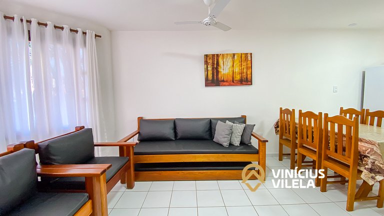 Casa com 3 suítes ambas com ar condicionado e TV, banheiros