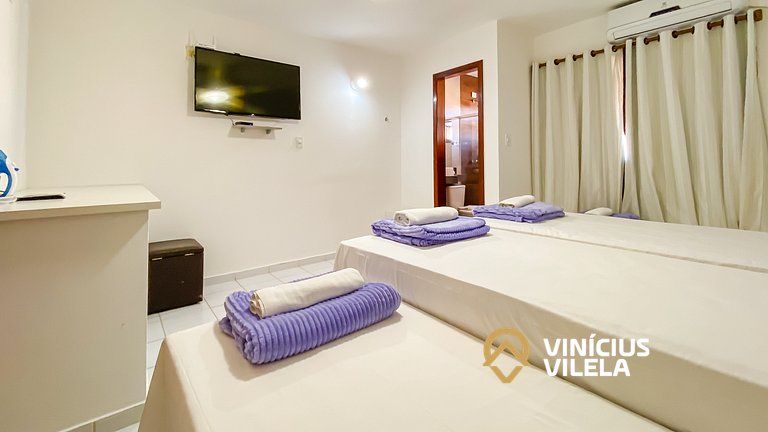 Casa com 3 suítes ambas com ar condicionado e TV, banheiros