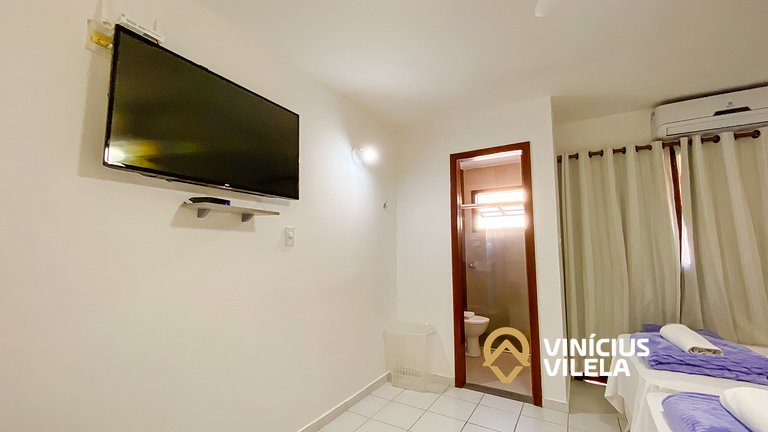 Casa com 3 suítes ambas com ar condicionado e TV, banheiros