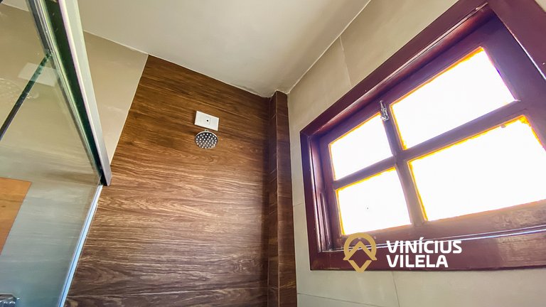 Casa com 3 suítes ambas com ar condicionado e TV, banheiros