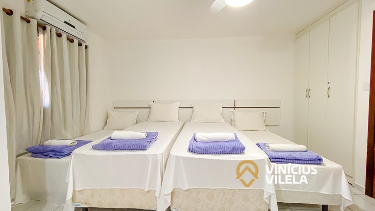 Casa com 3 suítes ambas com ar condicionado e TV, banheiros