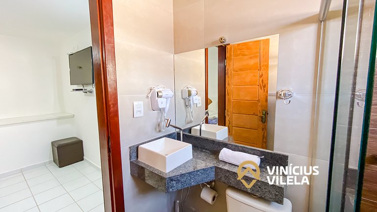 Casa com 3 suítes ambas com ar condicionado e TV, banheiros