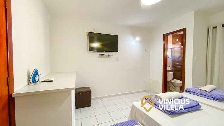 Casa com 3 suítes ambas com ar condicionado e TV, banheiros