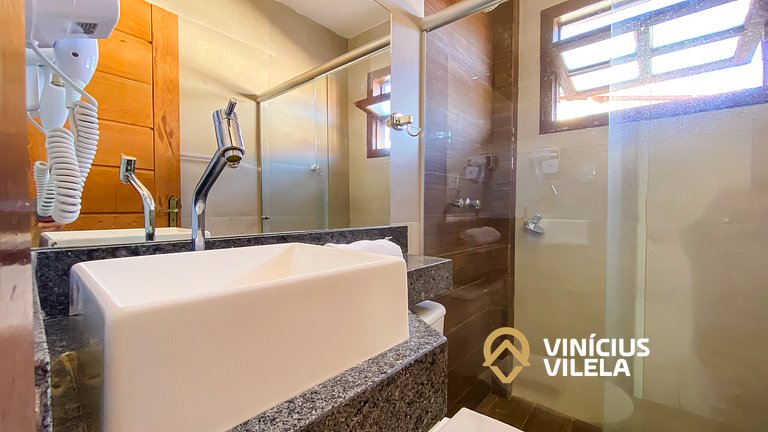 Casa com 3 suítes ambas com ar condicionado e TV, banheiros