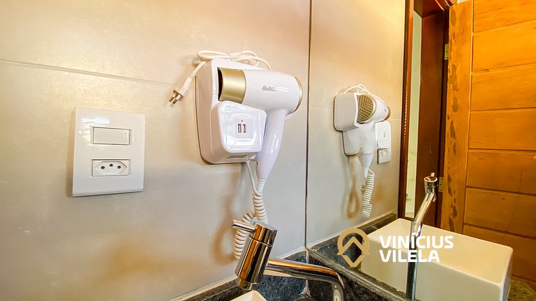 Casa com 3 suítes ambas com ar condicionado e TV, banheiros