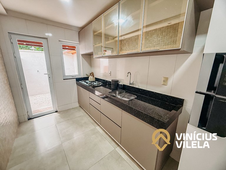 Casa com 3 suítes, sala climatizada, área gourmet privativa,