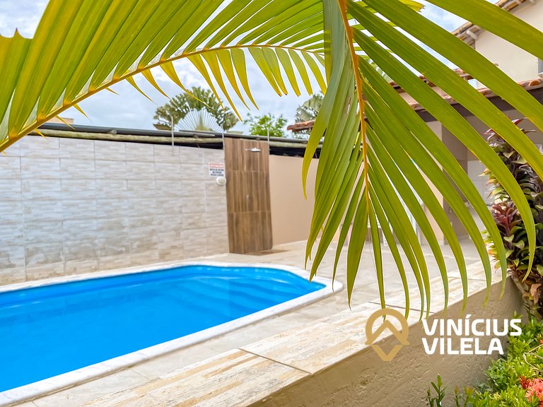 Apto Térreo 2 quartos sendo 1 suite (ambos com ar), acomodam