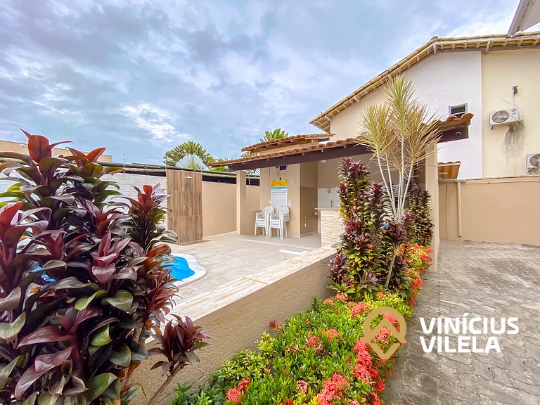 Apto Térreo 2 quartos sendo 1 suite (ambos com ar), acomodam