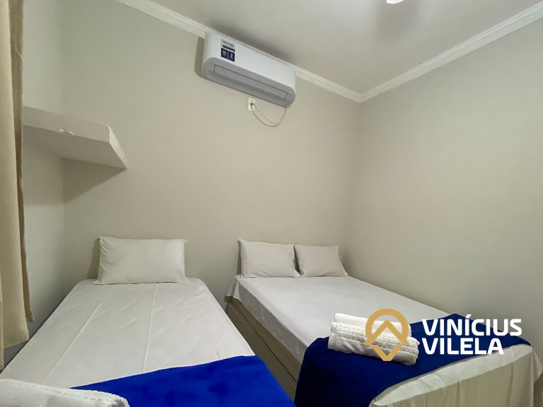 Apto Térreo 2 quartos sendo 1 suite (ambos com ar), acomodam