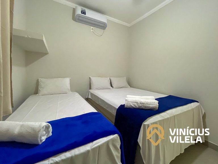 Apto Térreo 2 quartos sendo 1 suite (ambos com ar), acomodam