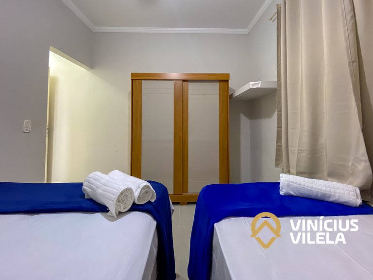 Apto Térreo 2 quartos sendo 1 suite (ambos com ar), acomodam