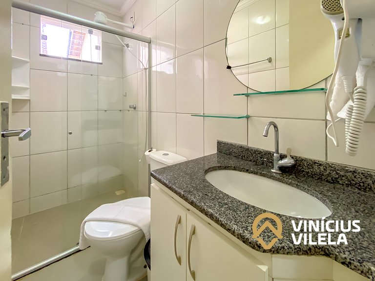 Apto Térreo 2 quartos sendo 1 suite (ambos com ar), acomodam