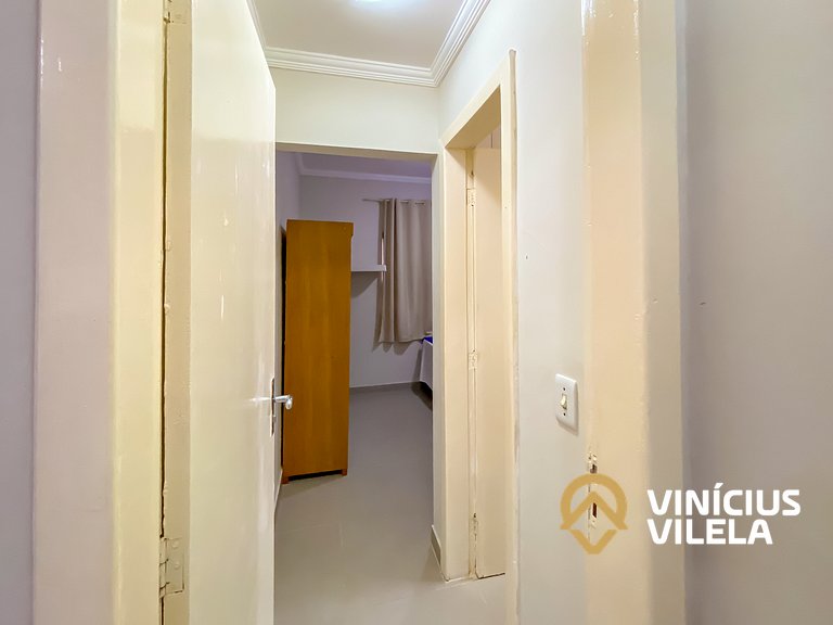 Apto Térreo 2 quartos sendo 1 suite (ambos com ar), acomodam