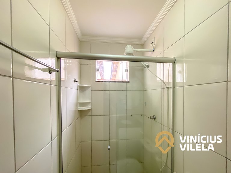 Apto Térreo 2 quartos sendo 1 suite (ambos com ar), acomodam