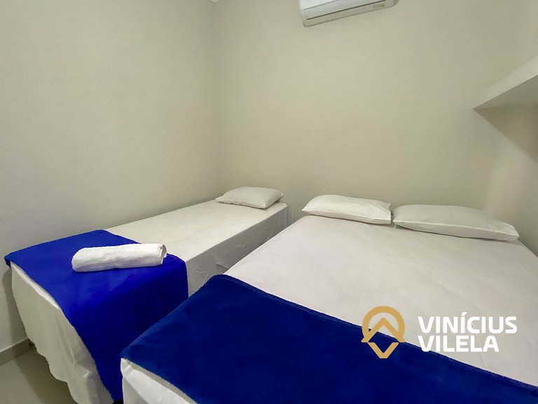 Apto Térreo 2 quartos sendo 1 suite (ambos com ar), acomodam