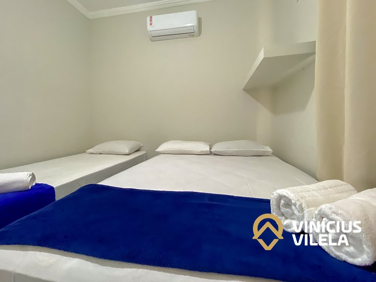 Apto Térreo 2 quartos sendo 1 suite (ambos com ar), acomodam