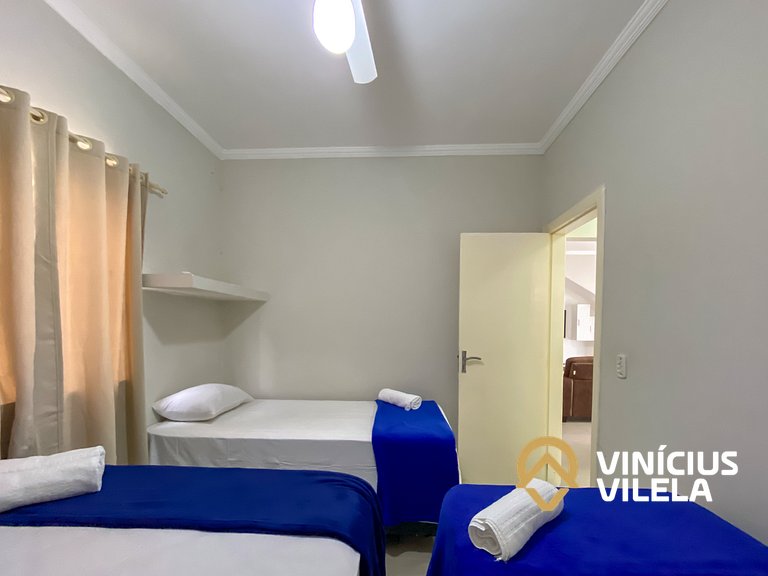 Apto Térreo 2 quartos sendo 1 suite (ambos com ar), acomodam