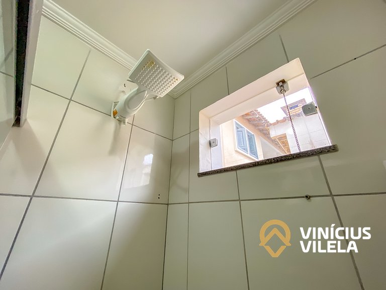 Apto Térreo 2 quartos sendo 1 suite (ambos com ar), acomodam