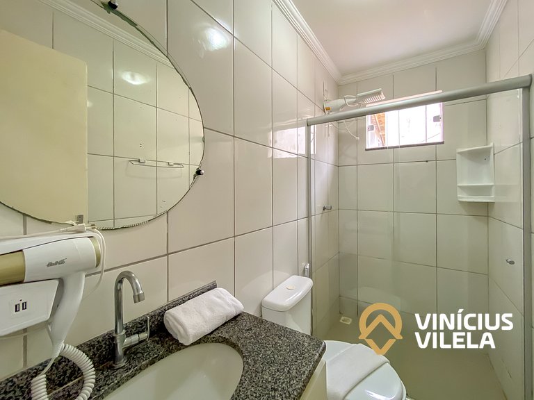 Apto Térreo 2 quartos sendo 1 suite (ambos com ar), acomodam