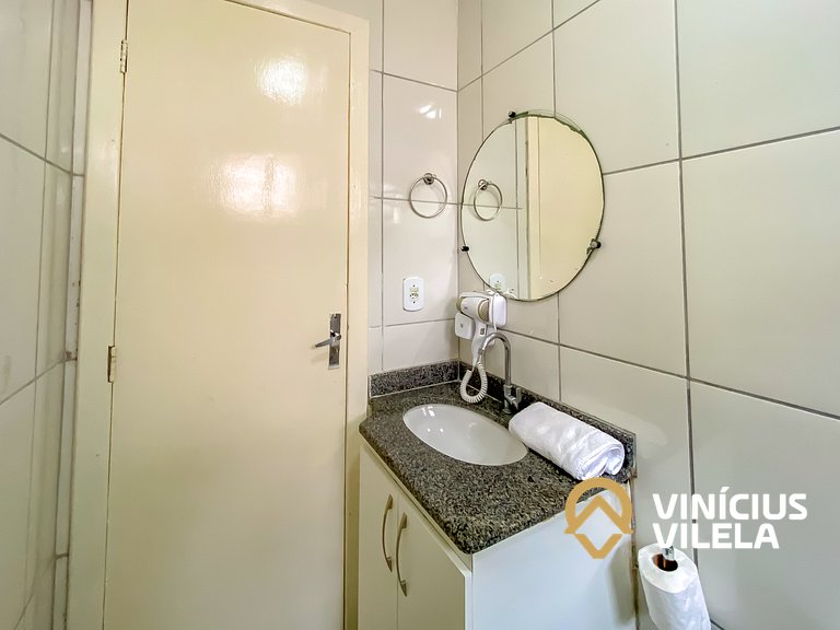 Apto Térreo 2 quartos sendo 1 suite (ambos com ar), acomodam