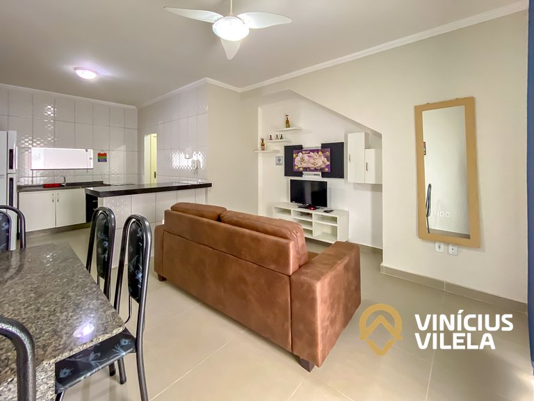 Apto Térreo 2 quartos sendo 1 suite (ambos com ar), acomodam