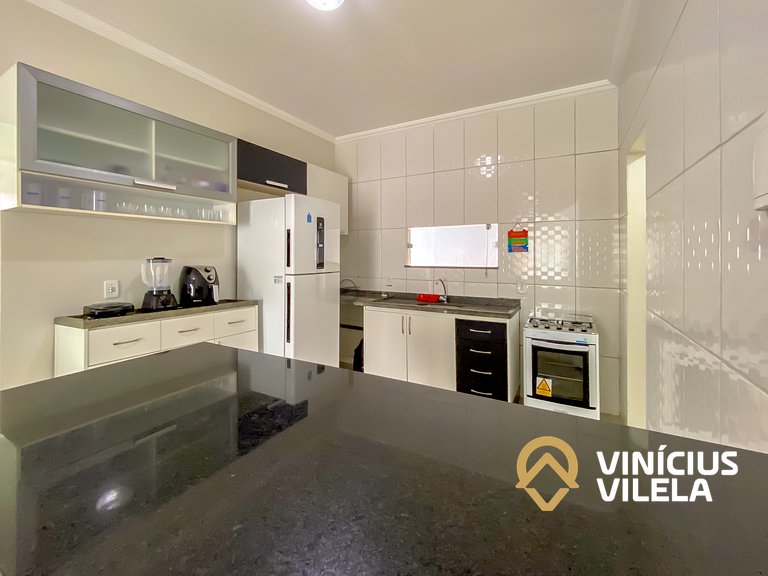 Apto Térreo 2 quartos sendo 1 suite (ambos com ar), acomodam