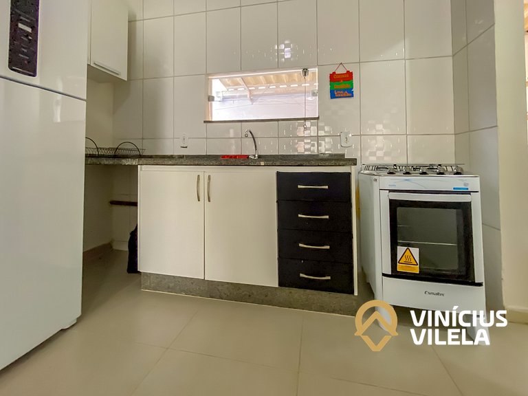 Apto Térreo 2 quartos sendo 1 suite (ambos com ar), acomodam