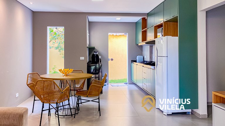 Apto Térreo todo reformado com 2 quartos ambos com ar condic