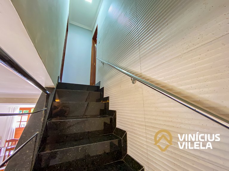 Casa diferenciada e reformada, com 3 suítes (todas com ar co