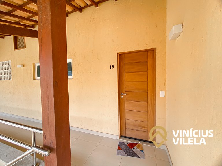 Apto no pavimento superior com 2 quartos (ambos com ar condi