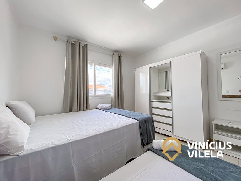 Apto no pavimento superior com 2 quartos (ambos com ar condi