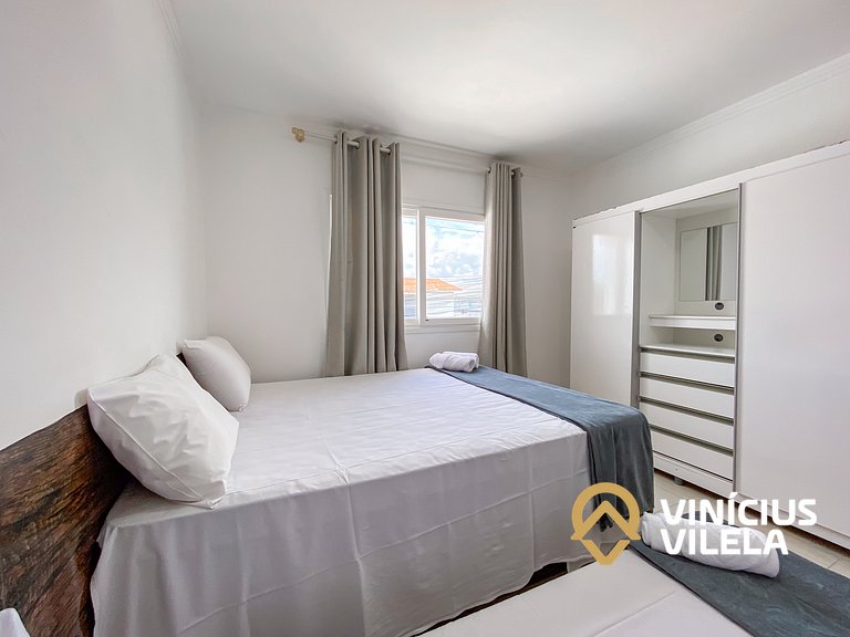 Apto no pavimento superior com 2 quartos (ambos com ar condi