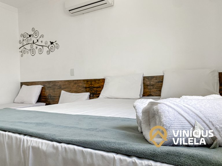 Apto no pavimento superior com 2 quartos (ambos com ar condi