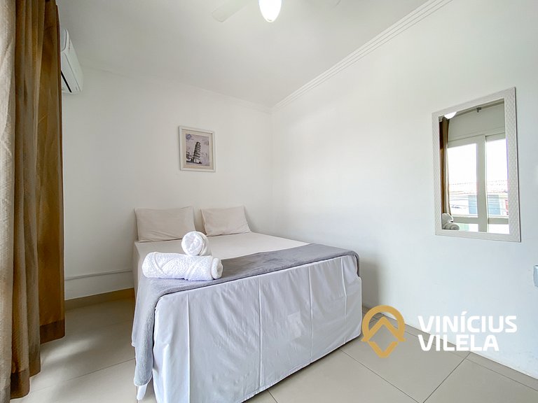 Apto no pavimento superior com 2 quartos (ambos com ar condi