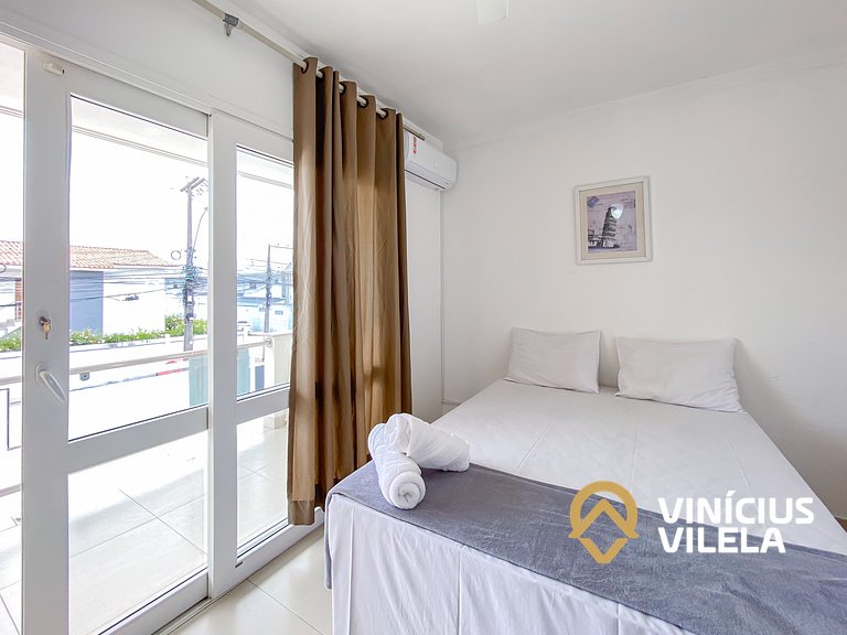 Apto no pavimento superior com 2 quartos (ambos com ar condi