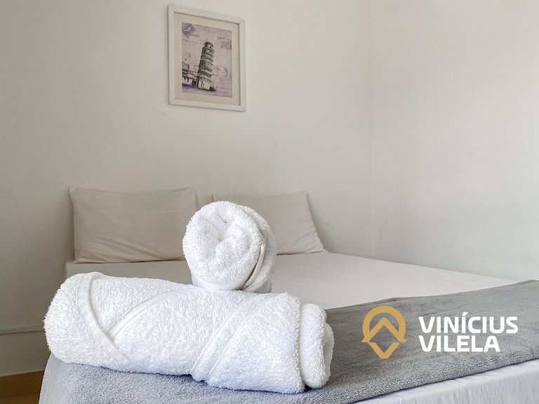 Apto no pavimento superior com 2 quartos (ambos com ar condi