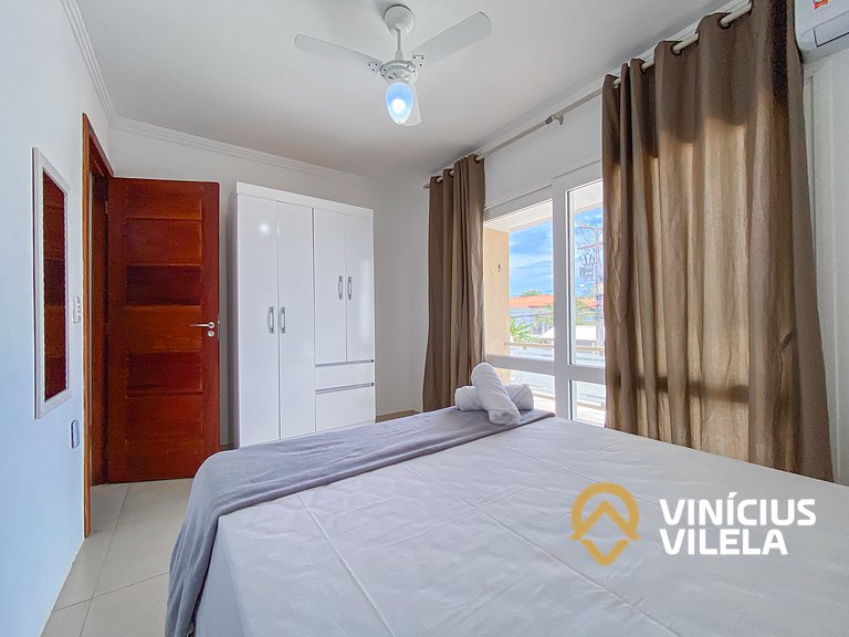 Apto no pavimento superior com 2 quartos (ambos com ar condi