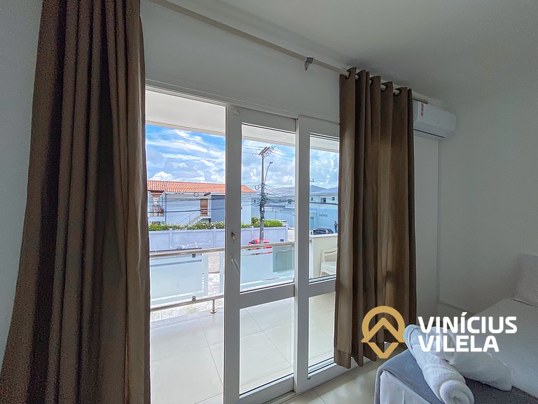 Apto no pavimento superior com 2 quartos (ambos com ar condi